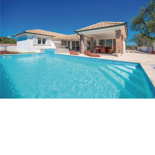Three-Bedroom Holiday Home in Radosinovci