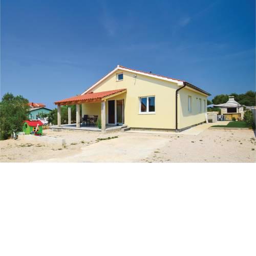 Three-Bedroom Holiday Home in Srima