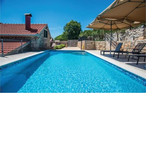 Three-Bedroom Holiday Home in Vinjani Donji
