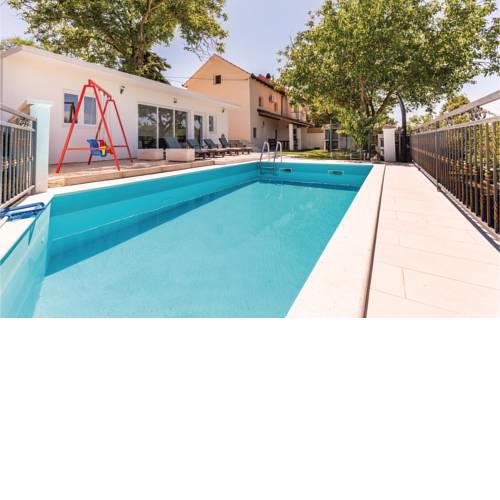 Three-Bedroom Holiday Home in Vinjani Donji