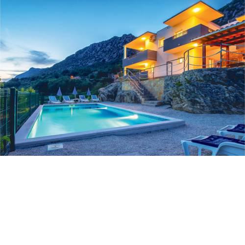 Three-Bedroom Holiday home Omis with an Outdoor Swimming Pool 08