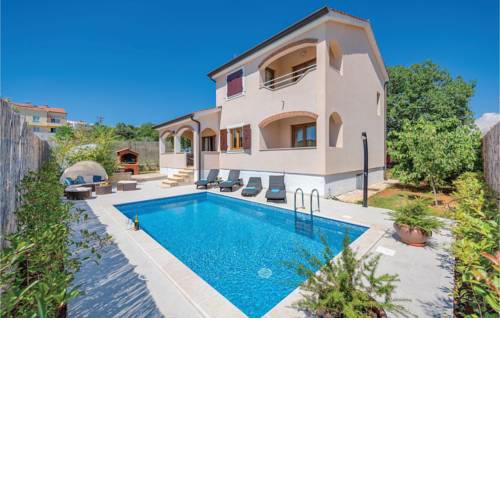 Three-Bedroom Holiday home with a Fireplace in Musalez