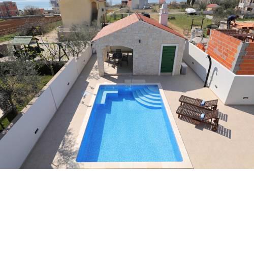 Three-bedroom holiday home with private pool