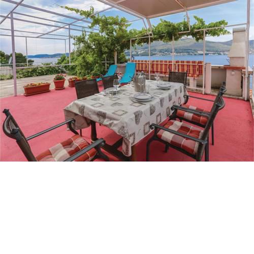 Three-Bedroom Holiday home with Sea View in Okrug Donji