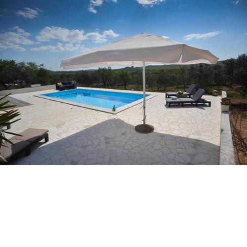 Three-Bedroom Holiday Home with swimming pool