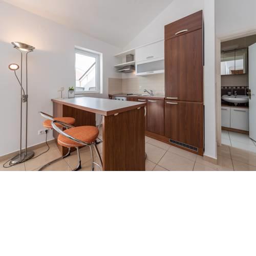 Tonely modern ap with a sea view for 6