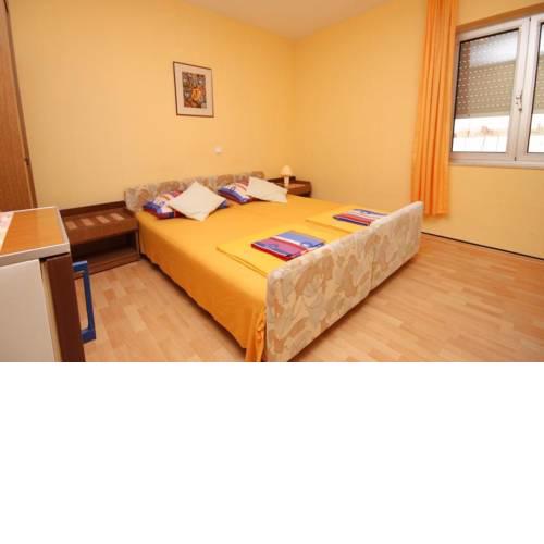 Twin Room Makarska 6834a