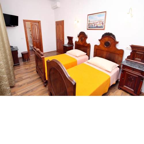 Twin Room Trogir 2979p