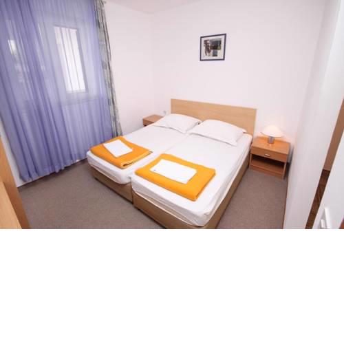 Apartments and rooms with parking space Tucepi, Makarska - 5263