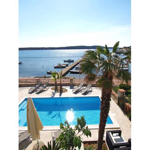 Two-Bedroom Apartment in Barbat X