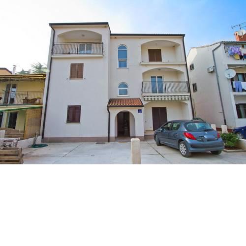 Two-Bedroom Apartment in Novigrad I