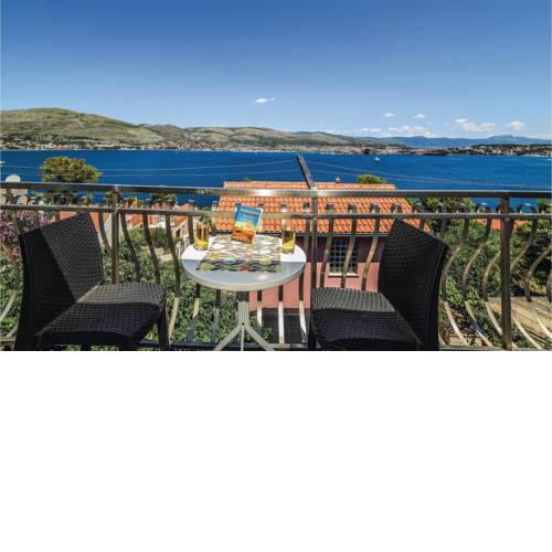 Two-Bedroom Apartment in Okrug Donji