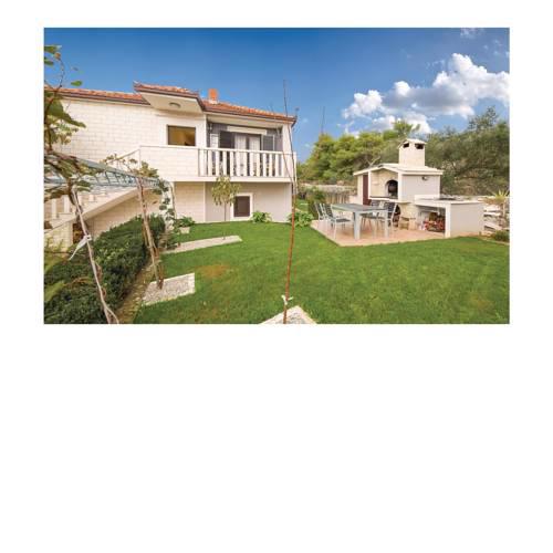 Two-Bedroom Apartment in Okrug Gornji