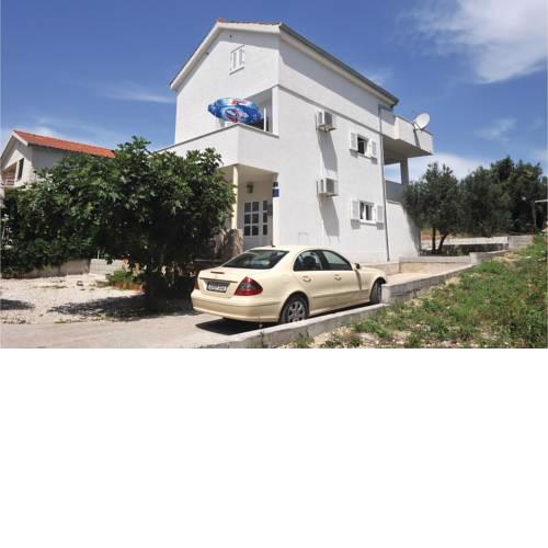 Two-Bedroom Apartment in Okrug Gornji