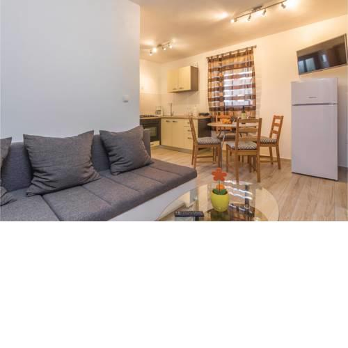 Two-Bedroom Apartment in Peroj