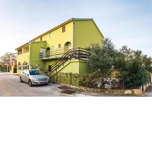 Two-Bedroom Apartment in Peroj