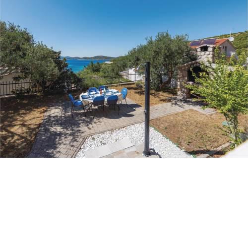 Two-Bedroom Apartment in Primosten
