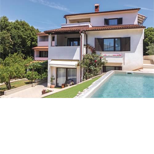 Two-Bedroom Apartment in Pula