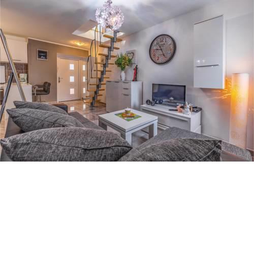 Two-Bedroom Apartment in Pula