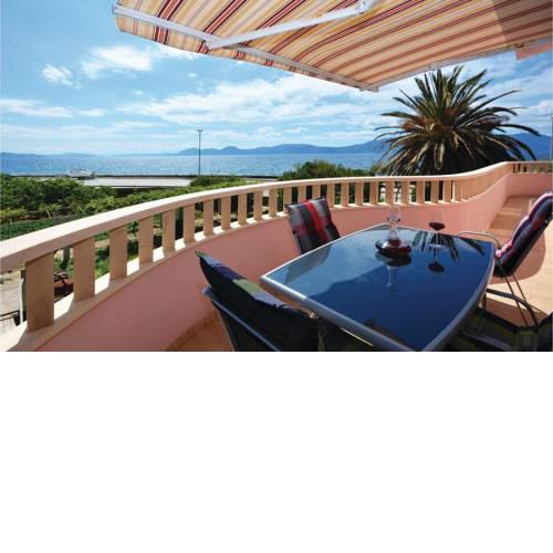 Two-Bedroom Apartment in Sucuraj