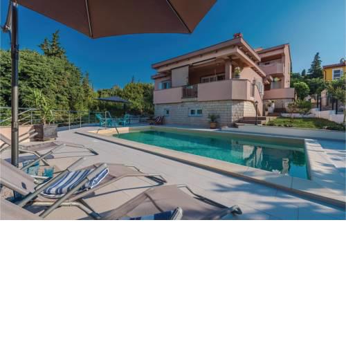 Two-Bedroom Apartment in Sutomiscica