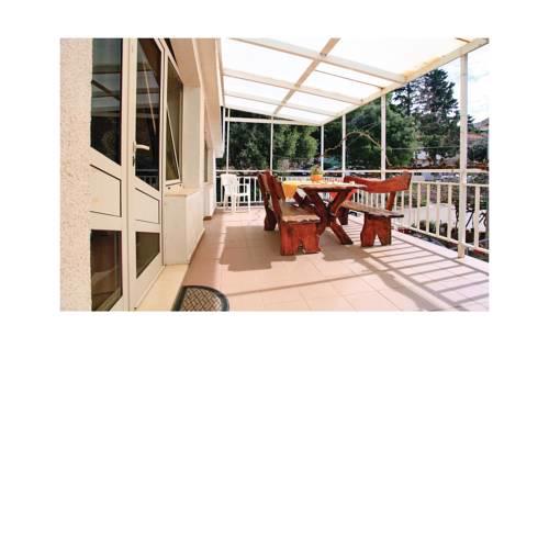 Two-Bedroom Apartment in Zavalatica