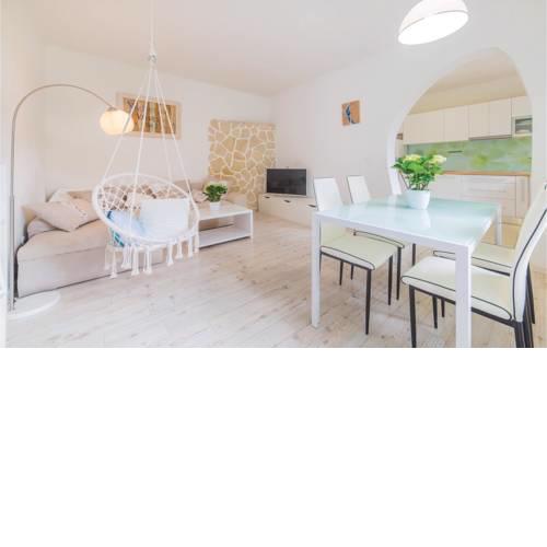Two-Bedroom Apartment in Zrnovnica