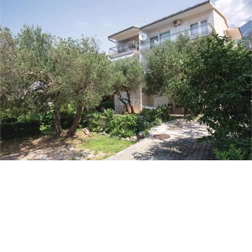 Two-Bedroom Apartment Makarska 05