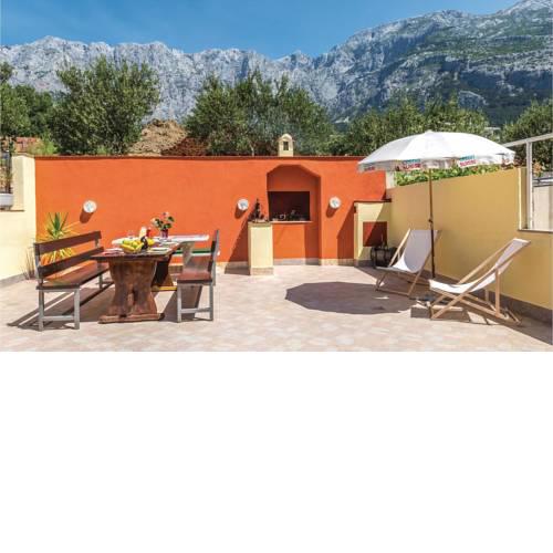 Two-Bedroom Apartment Makarska with Sea View 02