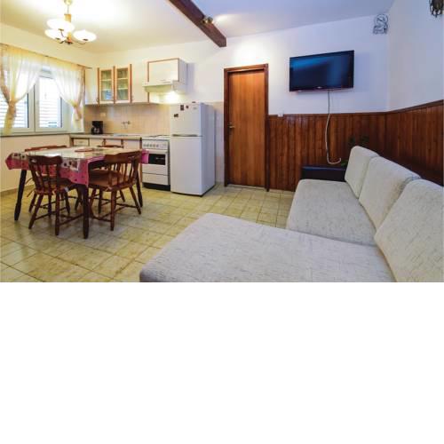 Two-Bedroom Apartment Sibenik 07