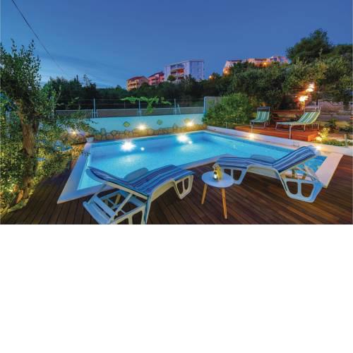 Two-Bedroom Apartment with Sea View in Okrug Gornji