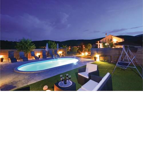 Two-Bedroom Holiday Home in Hrvace