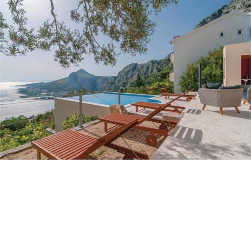 Two-Bedroom Holiday Home in Omis