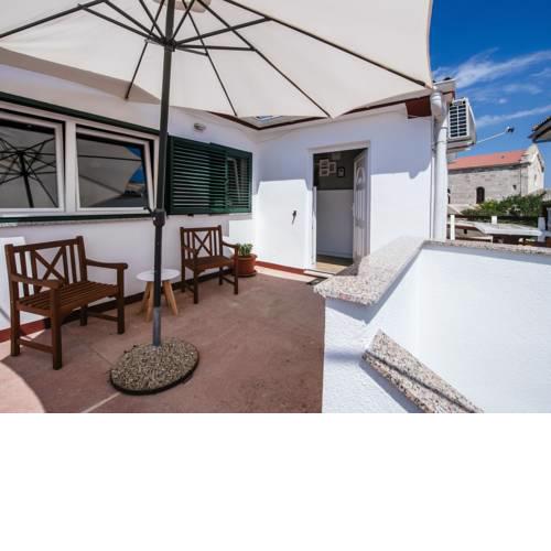 Charming Holiday Home in Razanac with Terrace