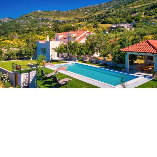 Vila s četiri sobe, privatnim bazenom, sadržajem za djecu, jacuzzijem, saunom i teretanom