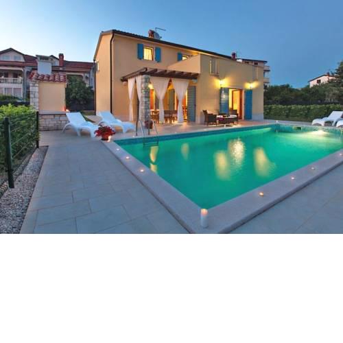 Vilanija Villa Sleeps 10 Pool
