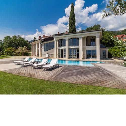 Opulent Villa in Lovran with Sauna and Jacuzzi
