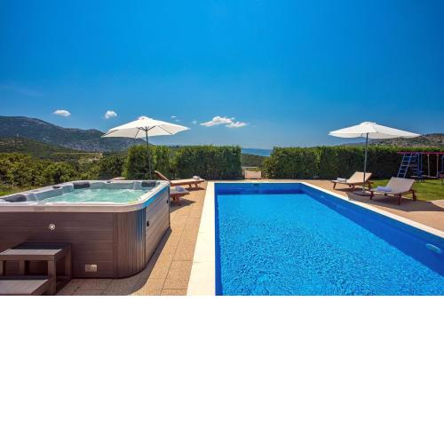 Villa Calma with heated pool,jacuzzi, Finnish sauna and 4 bedrooms