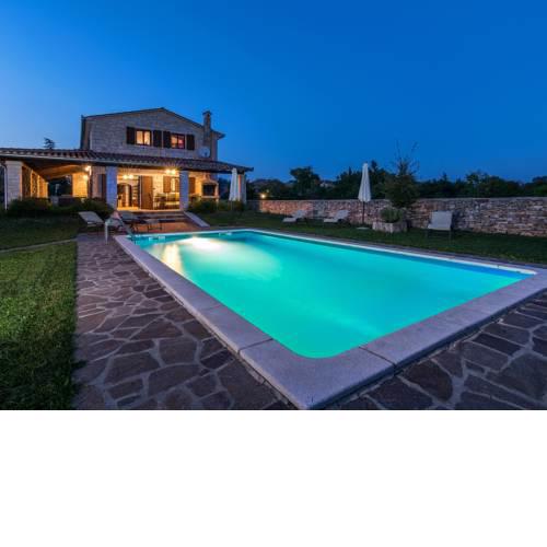Spacious Villa in Tinjan with Pool
