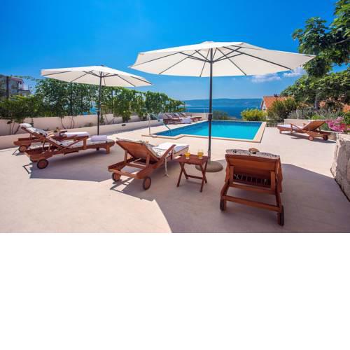 Villa Dasianda - only 90 m from the beach, private 30msq heated pool