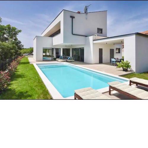 Villa Hedone with heated pool, welness and playground