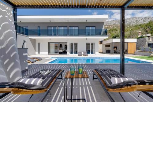 Villa Hill with private 32sqm heated pool and hydro-massage, 4 en-suite bedrooms, 200m from the sandy beach
