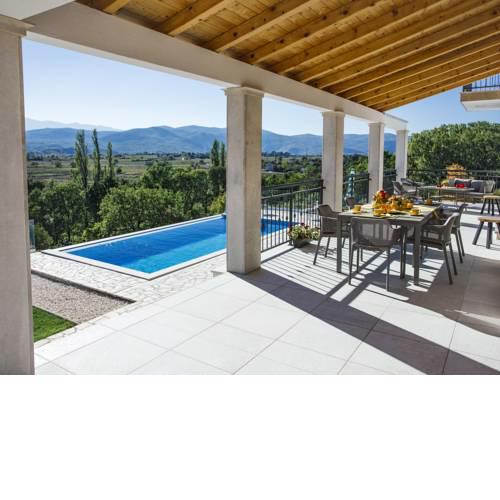 Charming Villa in Glavina Donja with Infinity Pool