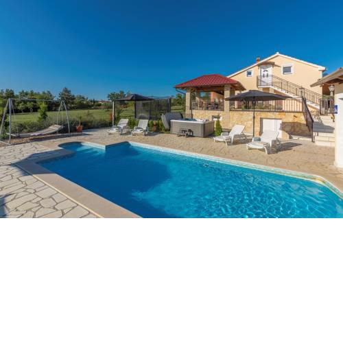 Villa Ivda with Heated Pool in Porec Area