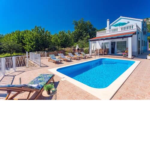 Villa Kampanel with private pool,7km from sandy beach