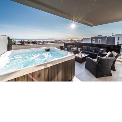 Villa Magnifica Penthouse with Jacuzzi