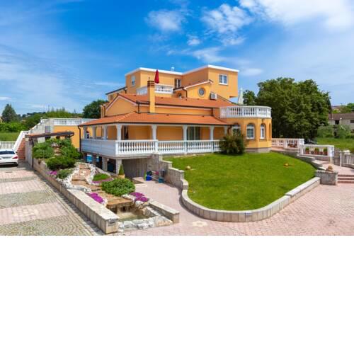 Villa Marko - 3 apartments with shared swimming pool