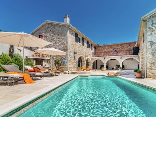 Beautiful Villa in Vrsar with Fireplace