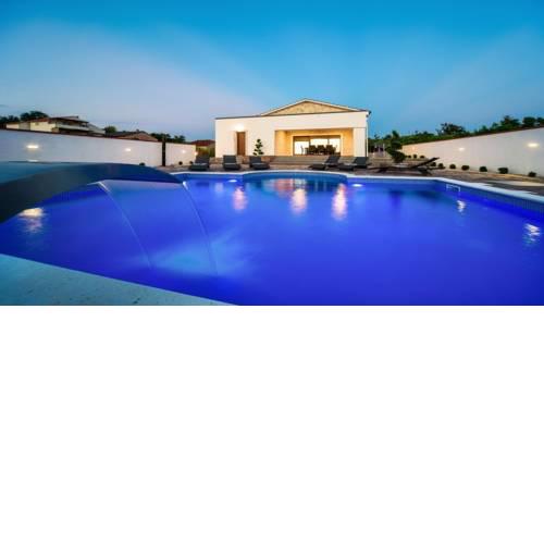 Villa Mary with pool and sauna, near the town Nin