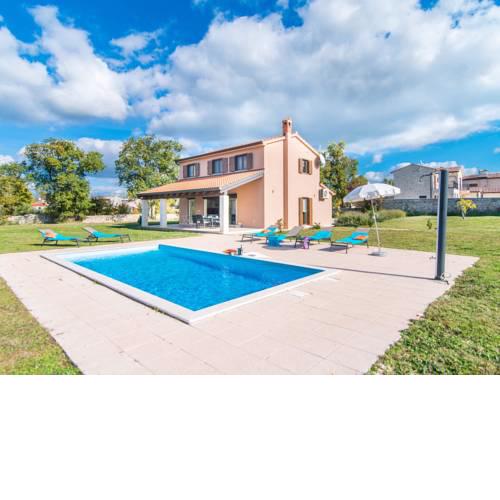 Cozy Villa in Sveti Lovrec with Private Pool